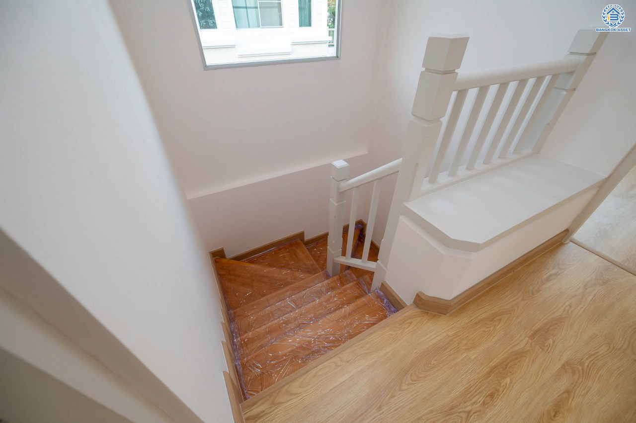 บ้านมือสองตกแต่งใหม่ โครงการ พฤกษ์ลดา ติวานนท์-ราชพฤกษ์ แบรนด์ L&H เนื้อที่ 50.2 ตร.ว. ฟังก์ชัน 3 ห้องนอน 2 ห้องน้ำ จอดรถได้ 2 คัน บ้านสไตล์มินิมอล ดูอบอุ่นน่าอยู่อาศัย บนทำเลติดใหญ่ ถนน 345 เชื่อมต่อหลายน ถนนราชพฤกษ์ ถนนชัยพฤกษ์ ถนนศรีสมาน ใกล้ทางด่วน "ศรีสมาน"...